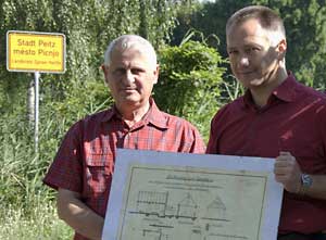 Fördervereinsvorsitzender Dietrich Kunkel (li.) übergab an Sylvio Pohl, Geschäftsführer der Teichlandstiftung, als Dank eine historischen Bauzeichnung über die alte Schmiede Maust 