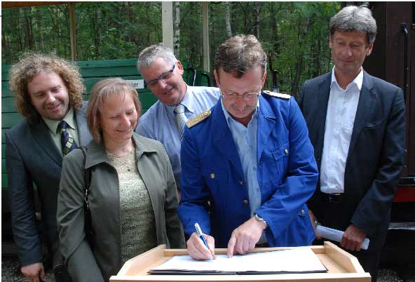 Eine Vereinbarung für die Streckenumverlegung unterzeichneten Weißwassers Bürgermeister Torsten Pötzsch, Vereins-Kassenwartin Kerstin Haenelt, Görlitz-Landrat Bernd Lange, Vereinsvorsitzender Friedemann Tischer und Prof. Dr. Detlev Dähnert, Leiter Bergbauplanung bei Vattenfall (v.l.)  Foto: Ha.