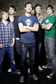 Neben Revolverheld rocken am Samstag, 30. Juli, auch die Disco Boys sowie die Sieger des Bandcontestes vom Vorabend die Bühne. Anschließend gibt es Disko mit Stefan Michme und MC Lücke. Karten gibt es ab 10 Euro im Internet sowie im Vorverkauf. Mehr unter www.perlecup.de Foto: PR