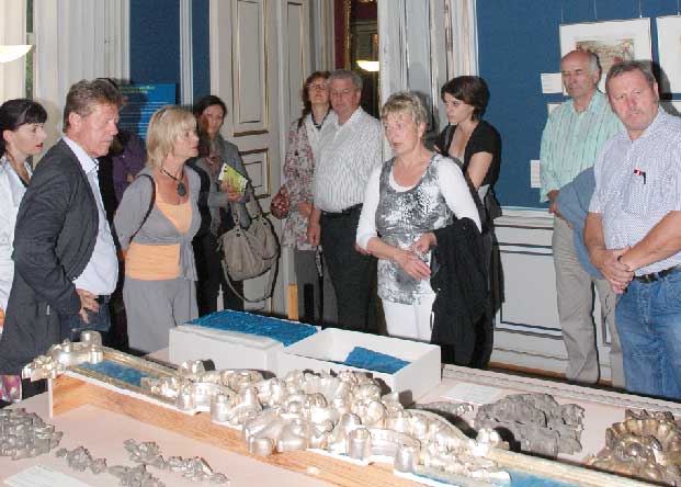 Beim ersten Presseabend der Handwerkskammer ließen sich am Mittwoch Handwerker den Stand der Restaurierungs- und Bauarbeiten in den Gebäuden und auf dem Gelände der Stiftung Schloss und Park Branitz zeigen. Die aktuelle Ausstellung ZeitSchichten ist dafür wir geschaffen. Kuratorin Anne Schäfer (vorn re.) und Restaurator Jens Möbert erläuterten die Herausforderungen wie hier im Blauen Salon