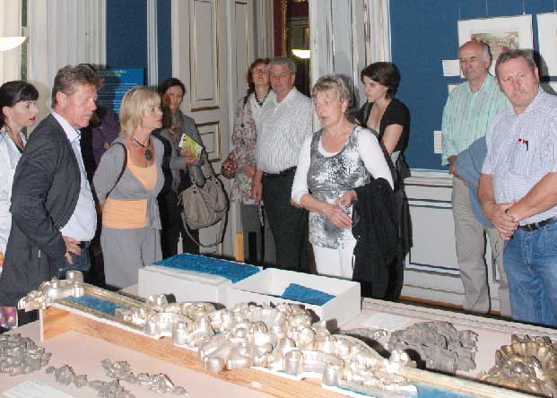 Beim ersten Presseabend der Handwerkskammer ließen sich am Mittwoch Handwerker den Stand der Restaurierungs- und Bauarbeiten in den Gebäuden und auf dem Gelände der Stiftung Schloss und Park Branitz zeigen. Die aktuelle Ausstellung „ZeitSchichten“ ist dafür wir geschaffen. Kuratorin Anne Schäfer (vorn re.) und Restaurator Jens Möbert erläuterten die Herausforderungen wie hier im Blauen Salon