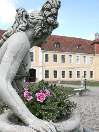 Zum Verweilen lädt der Hof des Schlosses Pförten (Brody)  mit Restaurant und Brunnen sowie der Schlosspark ein. In jährlichen Parkseminaren haben viele Helfer unter fachlicher Anleitung fast zehn Prozent der ursprünglichen Anlage hinter dem Schloss wieder erlebbar gemacht