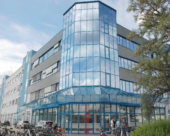 Der blaue Glasturm in Cottbus-Groß Gaglow, Am Seegraben, ist die Zentrale der FAW, 18 Niederlassungen bedeuten Hilfe vor Ort, auch in Guben, Cottbuser Straße 1, Forst, Herrmannstraße 5 und Frankfurter Straße 2 sowie in Spremberg, Dresdener Straße 8 
