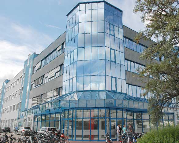 Der blaue Glasturm in Cottbus-Groß Gaglow, Am Seegraben, ist die Zentrale der FAW, 18 Niederlassungen bedeuten Hilfe vor Ort, auch in Guben, Cottbuser Straße 1, Forst, Herrmannstraße 5 und Frankfurter Straße 2 sowie in Spremberg, Dresdener Straße 8
