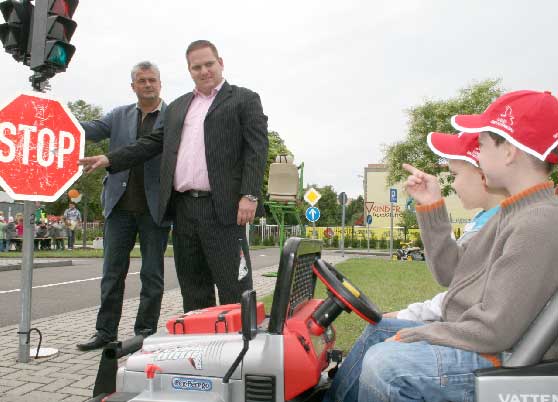 Jonas und Gino (beide sechs Jahre) haben ebenfalls am Projekt Fit für den Schulweg der Verkehrswacht Cottbus teilgenommen. Verkehrswacht-Geschäftsführer Manuel Helbig und Vorsitzender Jörg Schnapke (v.r.n.l.) zeigen den beiden hier die Bedeutung des STOP-Schildes, wenn die Ampel einmal ausgeschaltet ist