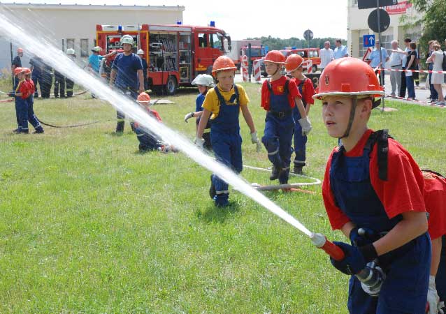 Nicht nur für die Presse absolvierten die Sieben- und Achtjährigen die Übung Löschangriff nass im Ausbildungscamp auf dem TIP-Gelände. Sie haben viel Spaß, denn die Kinder können sich gegenseitig erlerntes Fachwissen beibringen - Rettungssanitäter, Feuerwehr-Jugend, Katastrophenschützer. Knapp 100 Kinder und Jugendliche zwischen sieben und 17 Jahren verbrachten eine abwechslungsreiche Ferienwoche voller Aktivitäten. Das ehemalige Feuerwehrdepot des Flugplatzes bietet dafür ideale Voraussetzungen Foto: J. Haberland