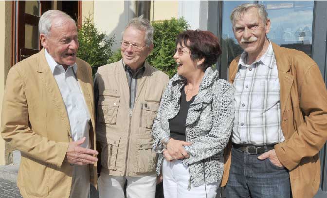 Am Jahrestag ihrer Wahl (Mai 1990) treffen sie sich immer noch: Waldemar Kleinschmidt mit Eberhard Sattler (Wirtschaftsdezernent), Dr. Sabine Blume (Gesundheit/Soziales), Dr. Manfred Schneidenbach