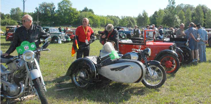 Zum Oldtimermarkt und Oldtimertreffen in Spremberg Trattendorf lädt der Motorsportclub MC Spremberg an diesem Wochenende in die Kraftwerksstraße 42 zum Vereinssitz, dem MC-Drom. Bereits seit 9 Uhr treffen heute (Sa.) die ersten Fahrzeuge und Clubs ein. Ab 11 Uhr werden die Fahrzeuge vorgestellt. Im Anschluss startet die gemeinsame Ausfahrt. Das schönste Auto und Motorrad wird dann am Nachmittag gegen 15 Uhr gekürt. Abends feiert der MC Spremberg sein traditionelles Sommerfest. Der morgige Sonntag beginnt um 11 Uhr mit dem Teilemarkt. Zünftige Blasmusik gibt es ab 11 Uhr zum Frühschoppen. Für das leibliche Wohl ist gesorgt Foto: FH