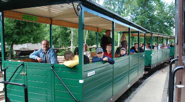 Mit und ohne Dach reist man mit der Waldeisenbahn in schon gefederten Waggons. Die Strecke ist über 20 Kilometer lang. Empfehlenswert ist eine Führung wegen der umfangreichen historischen Geschichte, nicht nur der Bahn selbst