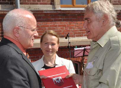 Sozialdezernent Berndt Weiße (li.) beglückwünschte den Vorstandvorsitzenden Prof. Dr. Michael Lemke und Geschäftsführerin Dr. Christiane Nickel zum Jubiläum und dankte für das außerordentliche Engagement mit dem Wiederaufbau des Schulstandortes