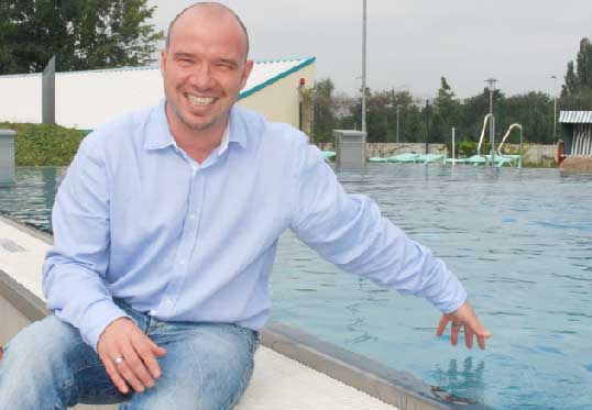 Die Wassertemperatur testet Jens Hackbart selbst. Der neue „Lagune“-Geschäftsführer sieht positiv in die Zukunft: das Freizeitbad habe großes Potential, sich als fester Badestandort der Stadt Cottbus zu entwickeln	