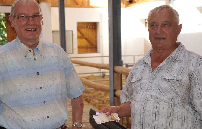 Armin Ehrlichmann (l.) nutzte die Gelegenheit des Erstbesuchs im Tierhaus, dem Vereinsvorsitzenden Dr. Helmut Schmidt eine Spontanspende der Seniorenunion zu übergeben