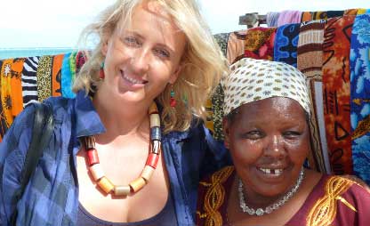 Corinne Hofmann (links) in Afrika