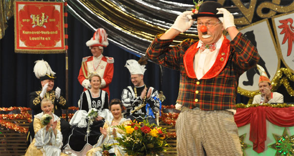 Das Gaglower Blümchen mit seiner Büttenshow bei Heut steppt der Adler im Januar dieses Jahres in der Cottbuser Stadthalle. Es ist der Höhepunkt der Karnevalssession, bei der Blümchen längst als feste Institution gilt. Seine nächste Bütt hält er am 28. Januar