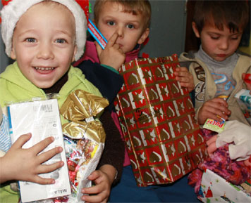 Wie diese Zwerge in Rumänien werden sich auch in diesem Jahr wieder tausende Not leidende Kinder über ein Paket der Aktion „Weihnachten im Schuhkarton“ freuen Foto: PR