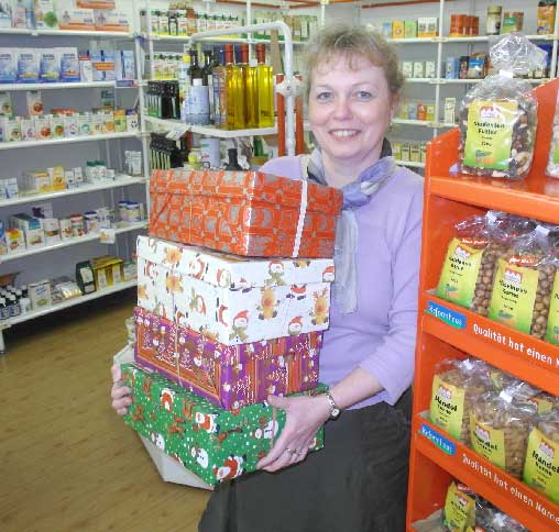 Und auch das Forster Reformhaus an der Berliner Straße ist dabei. Noch ist die Zahl der Päckchen, die für die Aktion Weihnachten im Schuhkarton dort abgegeben wurden, überschaubar. Zehn bunte Kartons sind es. Inhaberin Sylvia Heidenreich rechnet bis zum 15. November mit einem Endspurt. Im vergangenen Jahr kamen etwa 90 Kartons zusammen, die Kindern in Ost-europa eine Freude zum Fest bereitet haben