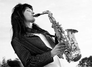 Die charmante junge Solistin Marie-Joana unterhält am morgigen Nachmittag (So.) das Publikum in der Spree Galerie musikalisch. Die Vetschauerin präsentiert ihr Programm zwischen Pop, Soul und selbst Komponiertem und singt mit den Besuchern der Spree Galerie Foto: privat