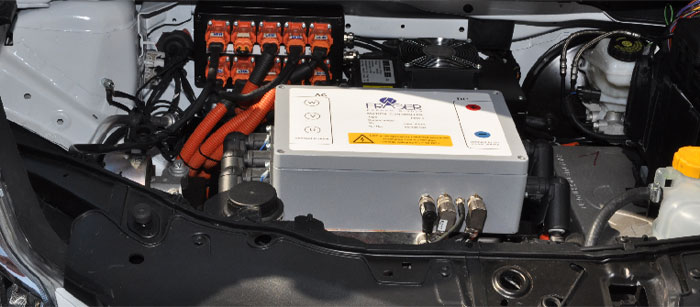 Der Motor-Raum eines Elektro-Fahrzeugs - statt großem Motorblock befinden sich lediglich Regelungscomputer und die Lüftung- und Klimaanlage unter der Motorhaube