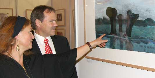 Sparkassendirektor Reinhard Lehmann mit der Künstlerin Heike Mäbert bei der Ausstellungseröffnung
