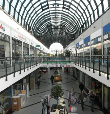 Viel natürliches Licht: Das ist das Markenzeichen der Fürst-Pückler- Passage gegenüber vom Cottbuser Hauptbahnhof, wo am Mittwoch mit Musik und Unterhaltung der 18. Geburtstag der Einkaufspassage gefeiert wird