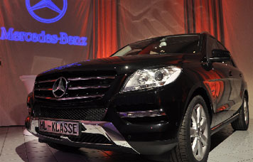 Unverkennbar - die M-Klasse von Mercedes. Auch hier ist den Autoentwicklern ein riesiger Technologiesprung gelungen. Seine Geländetauglichkeit sieht man dem kompakten Riesen gar nicht an, aber die jetzt hocheffizienten Motoren versagen in keiner Situation.