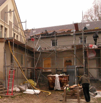 Langwierig gestalten sich die Sanierungsarbeiten am Guts-haus, das hier Schloss heißt. Betroffen sind der Kindergarten und die ortsansässigen Vereine Fotos: M. Klinkmüller