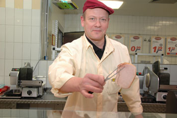 Der „Meistermetzger“ von real,- Andreas Marossek und sein Team laden am Dienstag ab 11 zum Kunden-Frühstück in den real,-Markt Kolkwitz