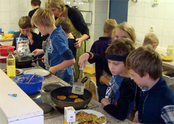 Leibgericht für die Herbstfest-Kinder: die selbst gebrutzelten Kartoffelpuffer waren im Nu aufgegessen 