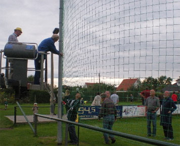 Ein Unwetter hat das erst vor zwei Jahren installierte Ballfangnetz vor dem schmucken Vereinshaus heftig beschädigt. Mit der Reparatur hat der Verein gleich die alte Beleuchtungsanlage erneuert und erweitert. Besonders große Unterstützung bekam der Verein dabei von der Firma IK Bau und dem Ehrenrat