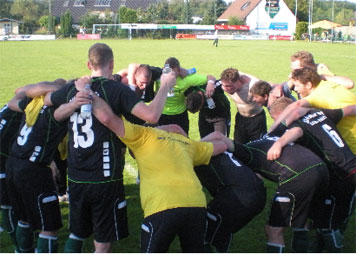 Bezeichnender Jubel für die vergangene und laufende Saison: Die erste Männermannschaft nach dem grandiosen 4:0-Sieg im Landespokal gegen den Eisenhüttenstädter FC Stahl
