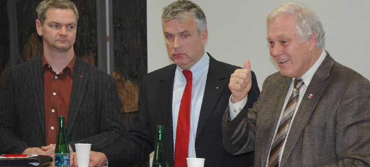In der Diskussionsrunde am Mittwoch mit Moderator Gunnar Kurth und dem Chef des Landesbergbauamtes Dr. Klaus Freytag setzte sich auch der stellvertretende Vorsitzender der IG BCE, Ulrich Freese, (v.l.) vehement für die Zukunft der Lausitzer Braunkohle sowie Kraftwerksneubauten ein
