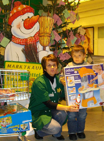 Seit Freitag ist am Eingang von Marktkauf in Groß Gaglow wieder der Weihnachtswunsch-baum aufgestellt. Alle Kinder können hier einen Wunschzettel für den Weihnachtsmann ausfüllen und anhängen. Der Rauschebart zupft sich dann einige Zettel ab und erfüllt die Wünsche. Die stellvertretende Markt-leiterin Beate Giese überreichte letztes Jahr die Traumpreise. Die Glücklichen werden angerufen Foto: Marktkauf