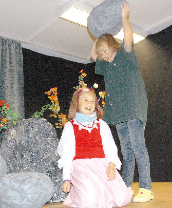 Madlen (9, r.) hat Spaß beim Märchen Das Singende, klingenden Bäumchen den Zwerg und somit den Bösewicht zu spielen. Josephine (8) spielt die Dienerin der Prinzessin