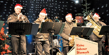 Traditionelle Weihnachtslieder spielte die Kleine Gubener Blasmusik auf der mit zwei prächtigen Weihnachtsbäumen geschmück-ten Bühne. Die Bäume werden diesen Sonntag ab etwa 15 Uhr versteigert, der Erlös geht an die Heilsarmee für die engagierte Kinder- und Jugendarbeit