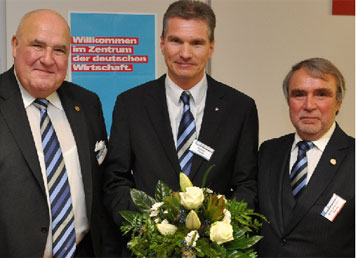 Überglücklich und bestätigt in ihren Anstrengungen, die Interessen der Lausitzer Handwerker in der Landes-, Bundes- und auch der Europapolitik durchzusetzen, sind der Präsident der Handwerks-kammer Cottbus, Peter Dreißig und die Vizepräsidenten Karsten Drews für die Arbeitnehmer und Hans-Joachim Waury (v.l.) für die Arbeitgeberseite Fotos: J. Ha.