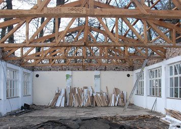 Die Arbeiten für die Deutsche Rosenschau 2013 sind bereits in Gange. Bild links: Für eine bessere Vermarktung des Rosengartens wird die Ausstellungshalle zum Besucherzentrum ausgebaut. Bild rechts: Um genügend Parkplätze bieten zu können, ist derzeit der Besucherparkplatz gesperrt. Ein barrierefreier Fußweg, Bänke an den Busplätzen, Fahrradständer, Abfallbehälter, Infotafeln sowie Beschilderung gehören zur Neugestaltung der etwa 1,2 Hektar großen Fläche