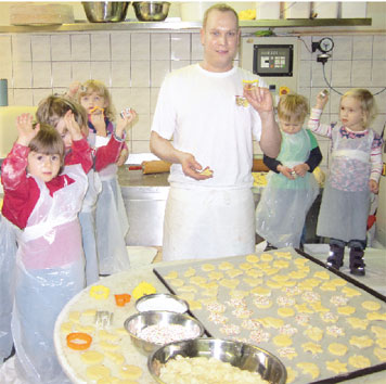 Bäckermeister Matthias Düpsch hatte sich fleißige Kinder aus dem Kindergarten Sielow zur Unterstützung für das Plätzchenbacken in die Backstube geholt