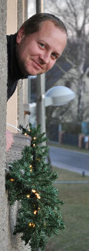 Einer der vielen ehrenamtlichen Helfer, die den ersten Wichtelmarkt ermöglichen: Olaf Schneider kümmerte sich um die Beleuchtung von Baum und Haus