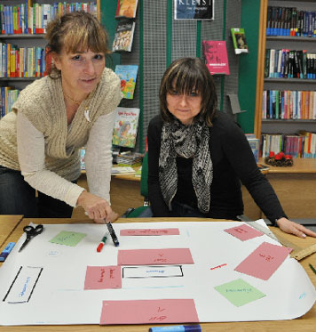 Den Wichtelmarkt-Stellplan haben die beiden Haupt-Organisatorinnen, die Bibliothekarin Gabriele Hubert und Ortsbürgermeisterin von Gulben und Mitarbeiterin der Gemeinde-verwaltung, Doreen Schiemenz (v.l.), längst im Kopf. Links: Sogar Geschenke schmücken den Baum vor der Feuerwehr. Doch pflücken sollte man sie nicht Fotos: Jens Haberland