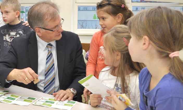 Das Abstempeln der Sammelkärtchen durfte nach der naturwissenschaftlichen Endeckungsreise der Bundestagsabgeordnete Martin Neumann übernehmen. Er ist vom Start des Hauses der kleinen Forscher in Guben ebenso begeistert wie die Kinder. Doch darin sind sich Eltern und der Abgeordnete einig: das Projekt muss zuerst in die Kitas