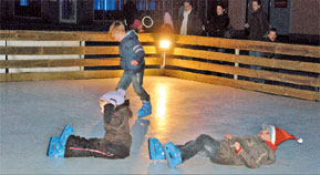 Die Eisbahn ist das Highlight für alle Kinder in diesem Jahr. Auch wenn unter den Kufen sich statt Eis nur Kunststoffplatten befinden, ist es nicht weniger glatt. Weitere Attraktionen sind der Streichelzoo mit Ponyreiten, die Fahrt in der Kindereisenbahn, der Weihnachtsbaumverkauf und ab 17 Uhr das Weihnachtsfeuer mit Stockbrot. Zudem werden Rikscha-Fahrten durch das weihnachtlich geschmückte Forst angeboten. Von 16 bis 18 Uhr öffnet heute (Sa) auch die Stadtkirche ihre Türen und am Sonntag um 17 Uhr findet die Andacht der Sternenkinder statt.