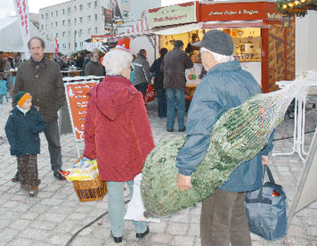 Schwertransport: Mit dem Christbaum links und dem Einkauf rechts, ging es am Donnerstag über den Forster Weihnachtsmarkt Fotos: M.Klinkmüller