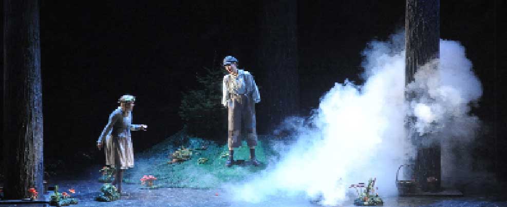Hänsel (Marlene Lichtenberg) und Gretel (Cornelia Zink) verirren sich im dunklen Tannwald (Bühne: Hans-Holger Schmidt), der sich während ihres Schlafes - warum auch immer - videotechnisch in einen hellen, tropischen Blätterwald verwandelt, in dem die Bäume fröhlich tanzen