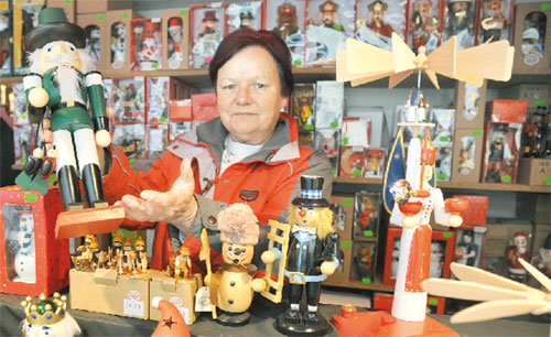 Erzgebirgische Schnitzerei und Drechselarbeiten nehmen viel Raum ein auf dem Cottbuser Weihnachtsmarkt. Als Geschenk bereiten sie Freude und bleiben Jahrzehnte in den Familien Hnr.