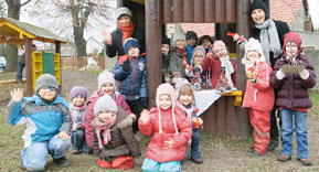 Die 11. Neuhausener Parkweihnacht bot neben Glühwein und der traditionellen Märchenaufführung auch einen Stand mit weihnachtlichen Geschenken. Elke Filip, Viola Giersch und Bettina Sakretz (v.l.) hatten beim Verkauf ihren Spaß	Foto: privat