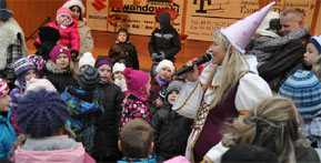 Die Assistentin vom Weihnachtsmann, die Kiekebuscher Fee, hatte reichlich Zuhörer für ihre Geschichten und Märchen auf dem sehr gut besuchten Weihnachtsmarkt. Jedes Kind ging mit einem vollen Beutel voller Süßes und Geschenke nach Hause, gesponsert von den örtlichen Unternehmen