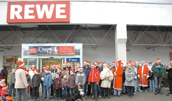 REWE-Weihnachtswetten haben im westlichen Stadtteil schon Tradition. Der Markt in der Schweriner Straße setzte wiederum 500 Euro aus, falls 100 Weihnachtsmänner (und natürlich auch -frauen) als solche zum Singen zum Markt kämen. Sie kamen und sangen, begleitet von den Fidelen Gaglowern, der Hauskapelle der Ströbitzer, mit Hingabe vom Schnee, der noch immer nicht fällt. Der eine oder andere schaute sich gleich für den Weihnachts-einkauf um, der hier auch bis in die späten Abendstunden möglich ist Foto: Frank Heinrich