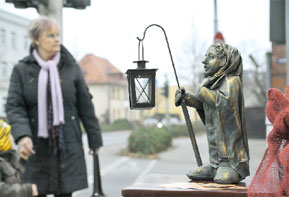 Ströbitzer Tipps für ganz besondere Geschenke gab es direkt an der Straße: Die handgemachten Figuren von Christa Rogge, einer Nachkommin des Schulmeisters Nevoigt, sind immer Unikate. Auf Bestellung stellt sie auch lebende Persönlichkeiten in Pappmaché dar. Erstaunlich!