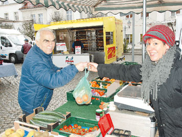 Seit Jahren hat Egon Wochatz vor allem einen Wunsch an die Obst- und Gemüseverkäuferin Birgit Heinze: Äpfel der Sorte Jonagold. Als er Bürgermeister war, so Wochatz, habe er sich nur von Äpfeln und Pulverkaffee ernährt Foto: M. Klinkmüller