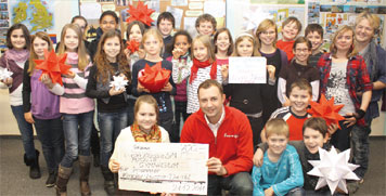 Knapp 50 Weihnachtssterne bastelten Schüler der Klasse 5w des Cottbuser Pückler-Gymnasiums. Die Sterne und nicht mehr benötigtes Spielzeug, Bücher und anderes boten sie auf dem Weihnachtsbasar beim Tag der offenen Schultür an. 700 Euro betrug am Ende die Spendensumme, die am Mittwoch von den Kindern mit Klassenleh-rerin Elke Tomczyk an Jens Schulz vom Johanniter-Kinderhospizdienst Pusteblume übergeben wurde.